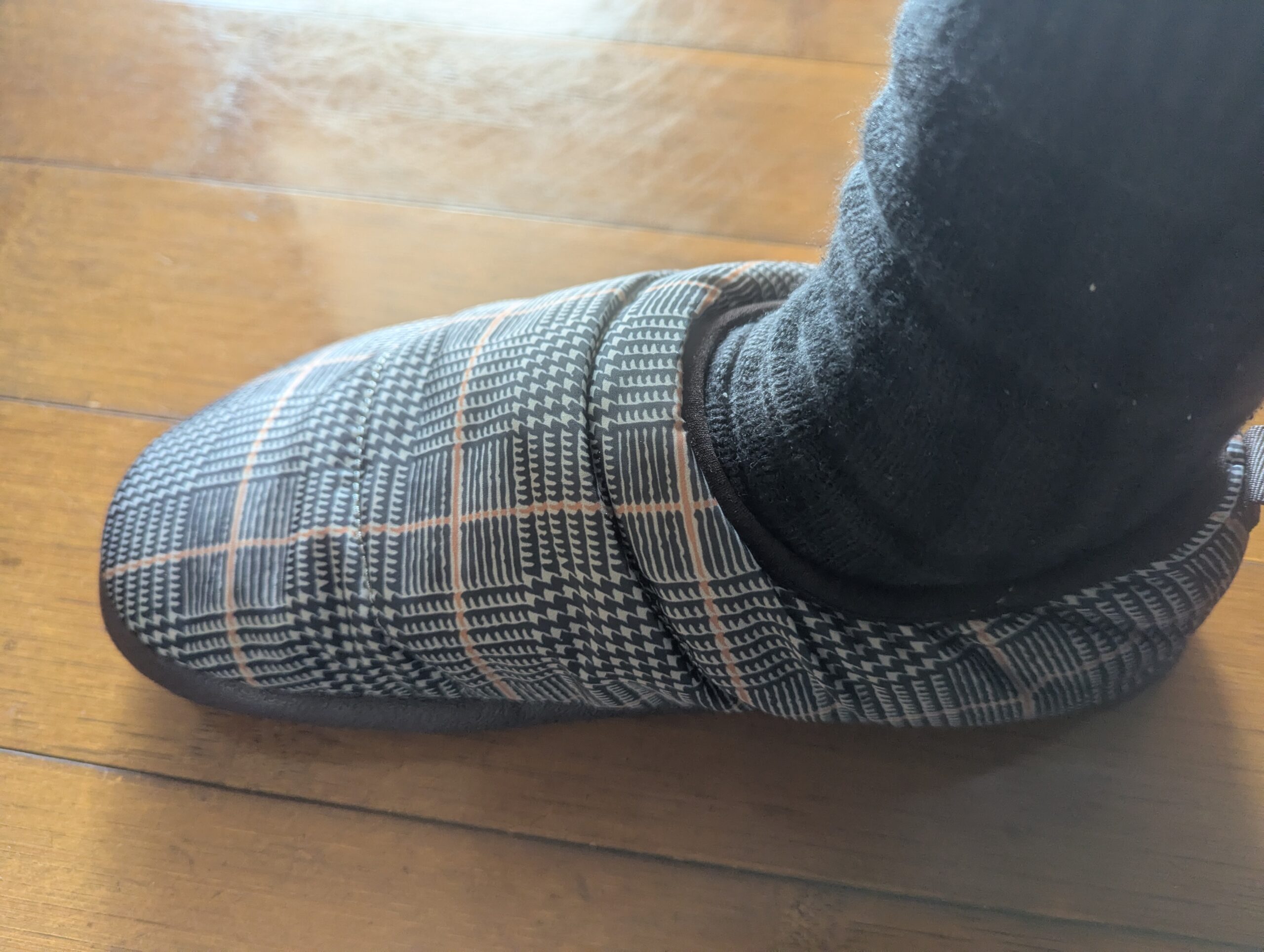 かかとまでしっかり履いたルームシューズ